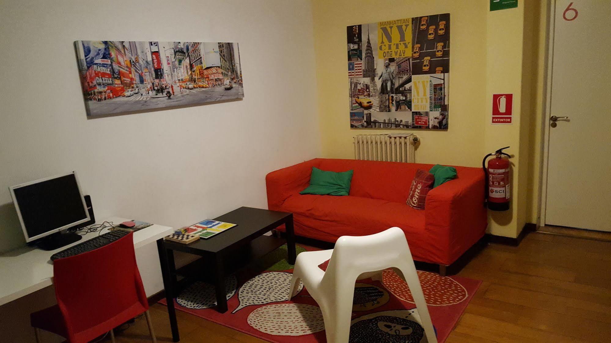 Diagonal House Hostel Barcelona Luaran gambar
