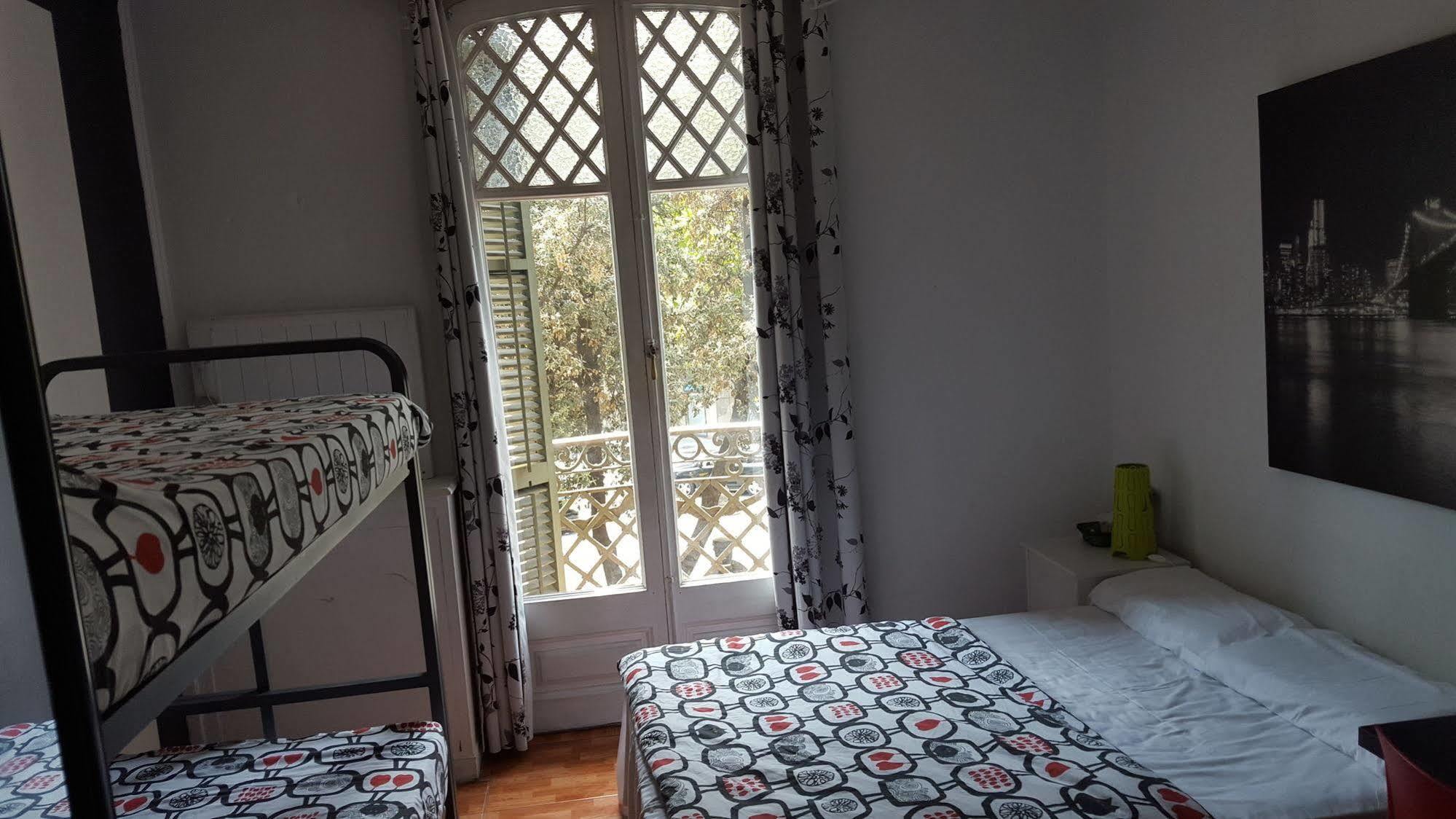 Diagonal House Hostel Barcelona Luaran gambar